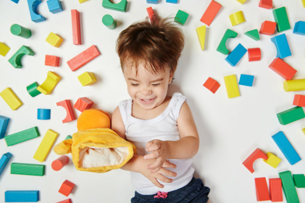 小女孩在玩玩具图片下载