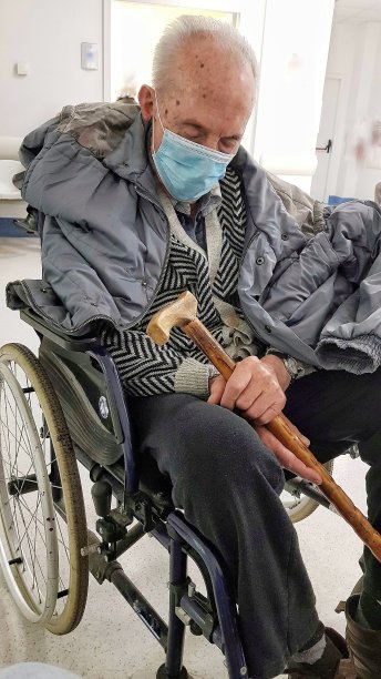 一位坐在轮椅上的90岁老人正在一家新冠肺炎医院里等待图片下载