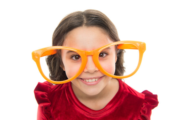 眼保健操提高视力。女孩戴着大眼镜。视力和健康。光学和视力治疗。有效锻炼眼睛变焦。孩子视力好，快乐。激光校正图片下载