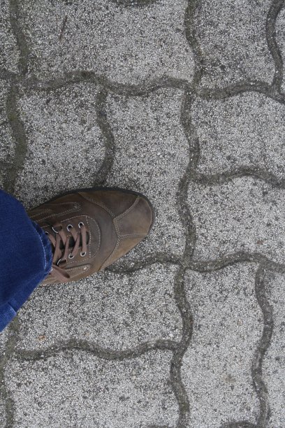 在Hajduszoboszlo，第一步。特写棕色鞋子图片下载