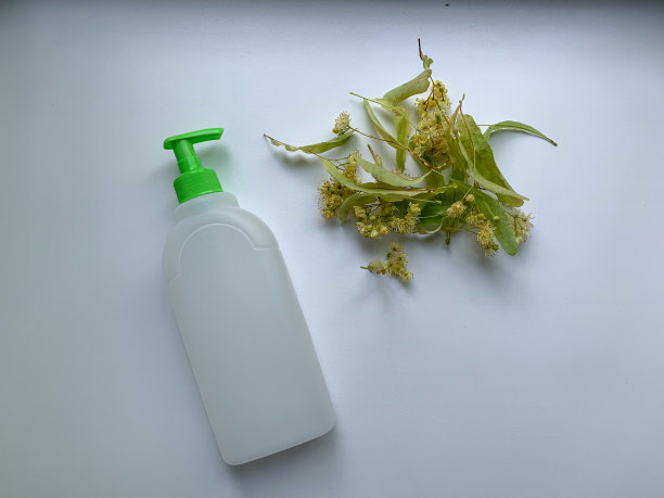 在白色背景上有一个容器的新鲜酸橙树。水疗，嫩肤，健康肌肤。图片下载