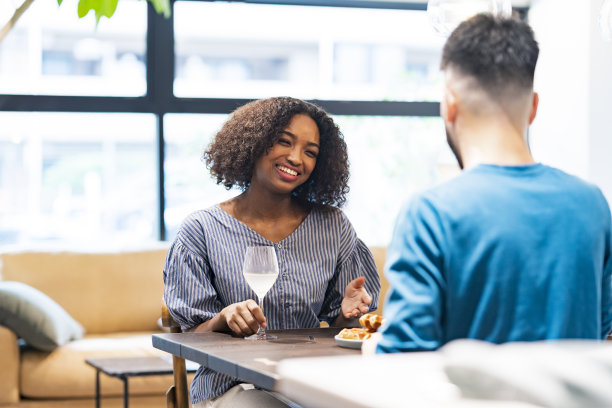 男人和女人聊天的图片图片下载