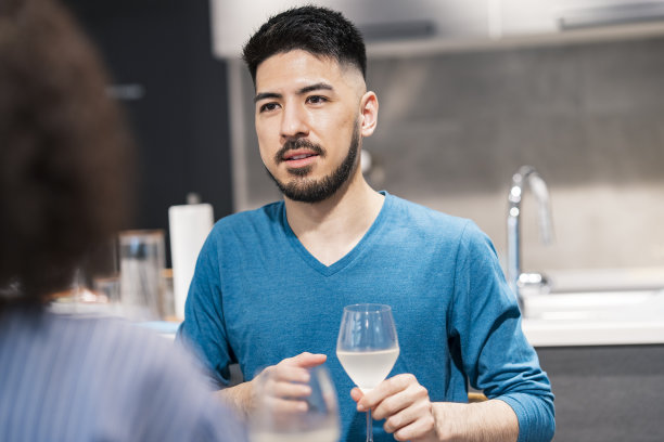 男人和女人聊天的图片图片下载
