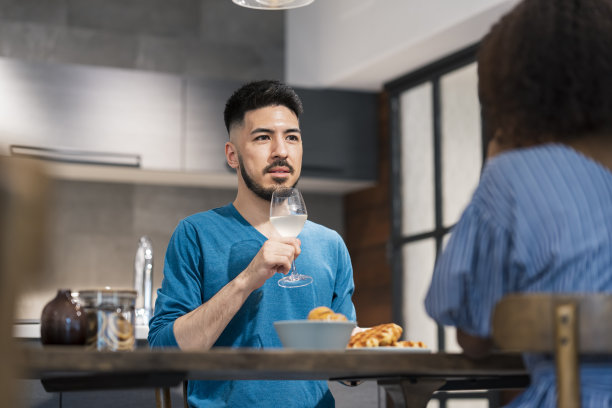 男人和女人聊天的图片图片下载