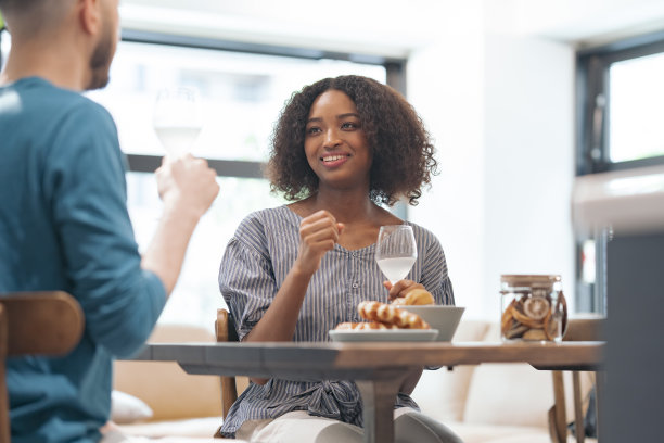男人和女人聊天的图片图片下载