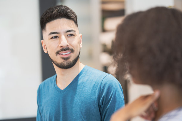 男人和女人聊天的图片图片下载