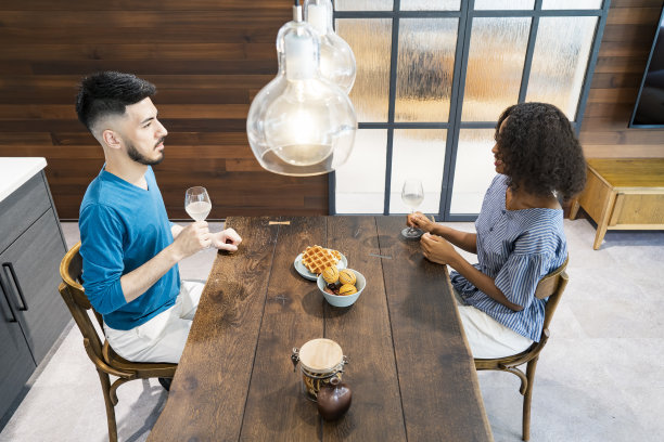 男人和女人聊天的图片图片下载
