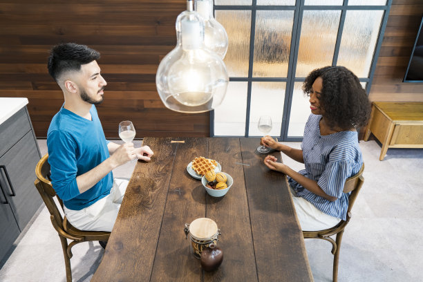 男人和女人聊天的图片图片下载