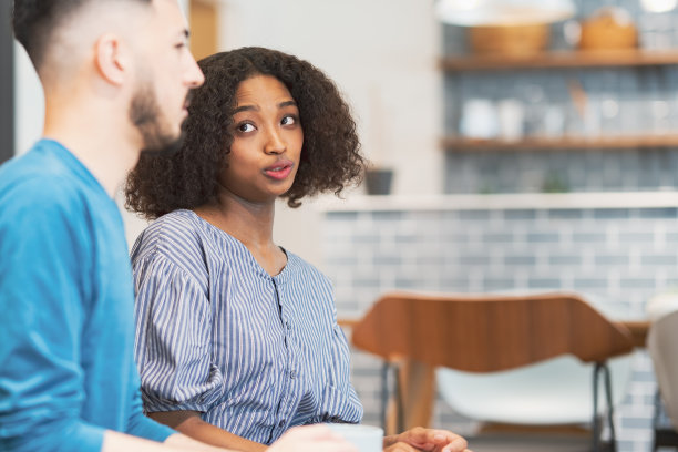 男人和女人聊天的图片图片下载