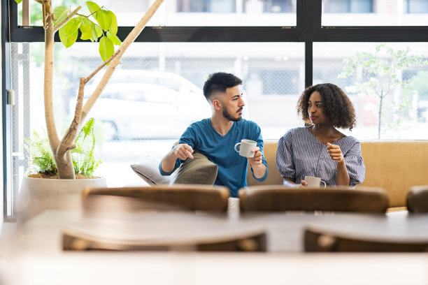 男人和女人聊天的图片图片下载