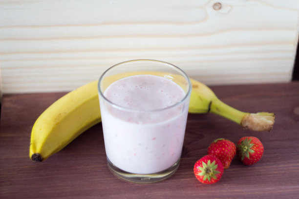 香蕉奶昔和草莓在玻璃杯里图片下载