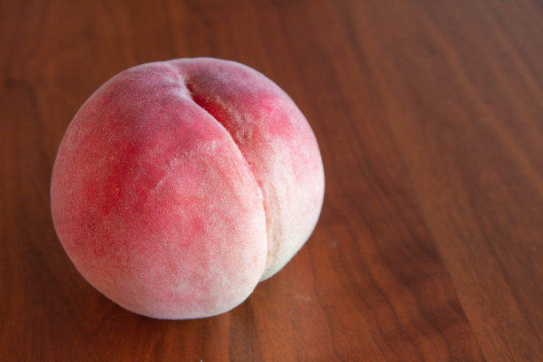 桌上摆着一幅成熟的桃子的图画图片下载