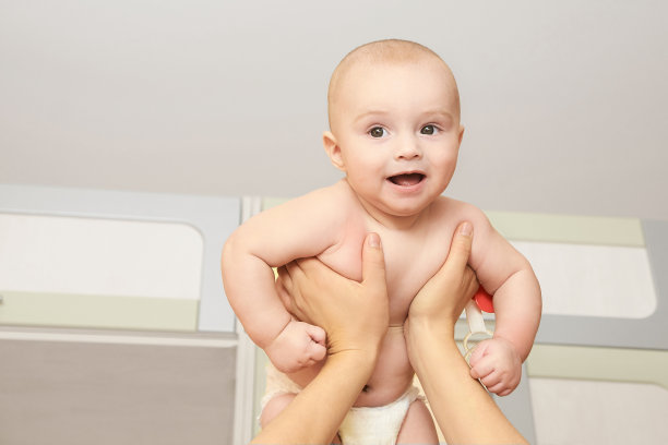 新生儿，母亲的手。婴儿妈妈按摩。有趣的孩子换尿布。图片下载