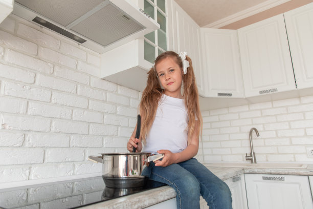 漂亮的小女孩，拿着平底锅和勺子图片下载