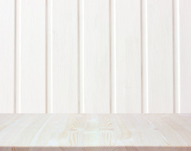 模型,场景的创造者。一张空桌子靠在白板墙上。图片下载