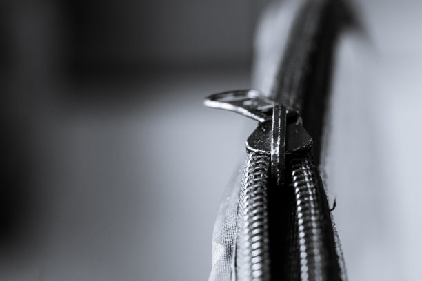 近距离微距照片破旧的拉链狗图片下载