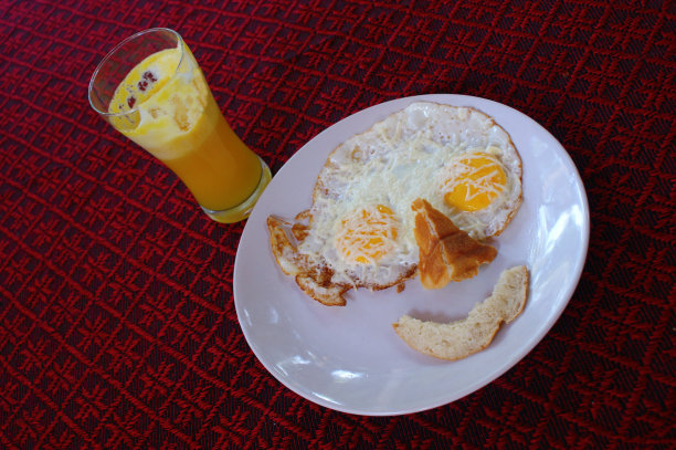 微笑的早餐。煎蛋配吐司像微笑图片下载