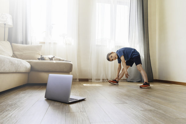 那个男孩在做体育锻炼。图片下载