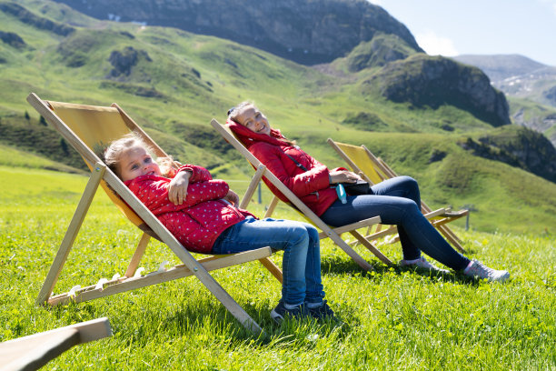 母亲和孩子放松户外日光浴床图片下载