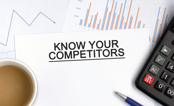 了解你的竞争对手的文件与图表，图表和计算器和一杯芬芳的咖啡图片下载
