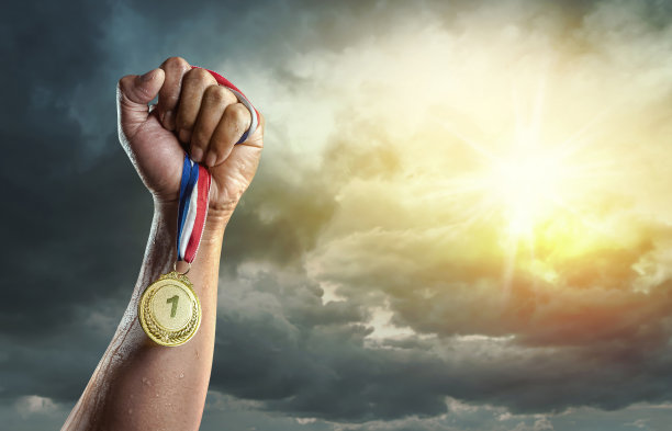 天空背景第一名的奖牌。胜利的概念图片下载
