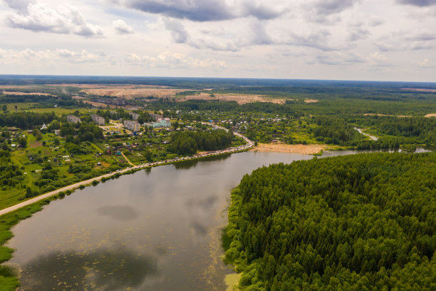 一个阳光明媚的夏日，海滩上度假者和一排汽车在Khromtsovo村附近，这是由无人机拍摄的照片。图片下载