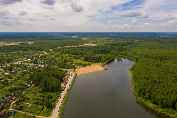一个阳光明媚的夏日，海滩上度假者和一排汽车在Khromtsovo村附近，这是由无人机拍摄的照片。图片下载