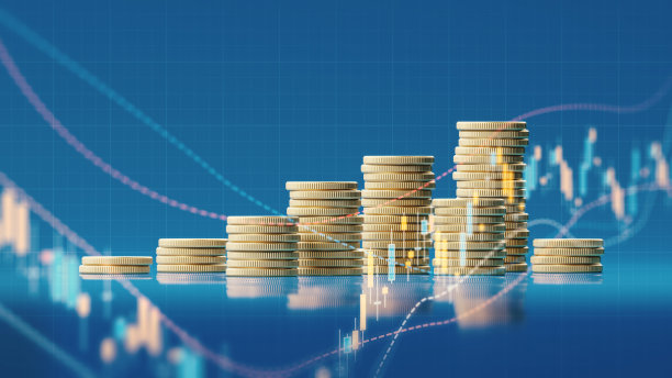 蓝色背景上的硬币堆叠和金融图表素材图片