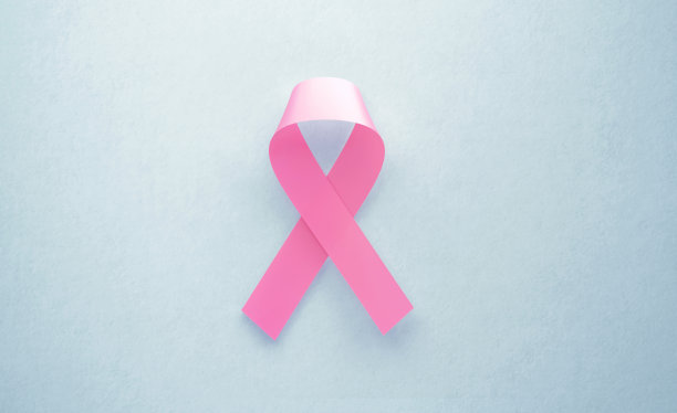 灰色背景上的粉色乳腺癌意识丝带图片下载
