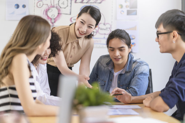 亚洲创业团队业务同事在会议室做报告图片下载