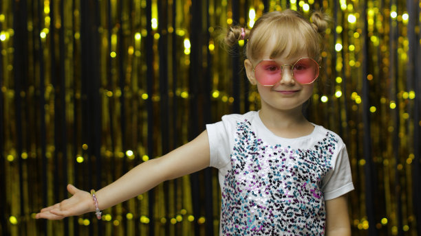 儿童展示侧广告区。看起来很震惊，指着你的宣传文字，标志图片下载