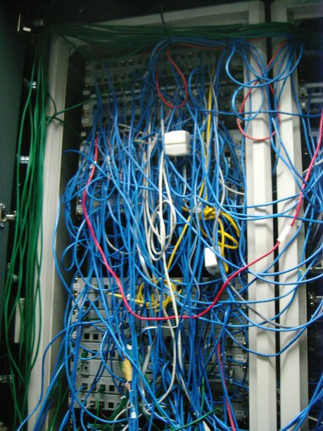 非常混乱的布线图片下载