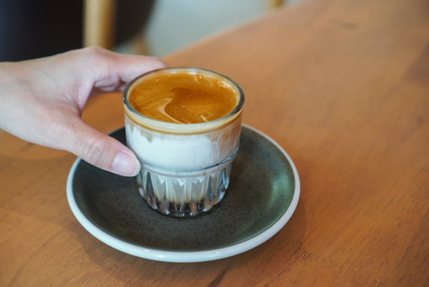 手握热咖啡拿铁。图片下载