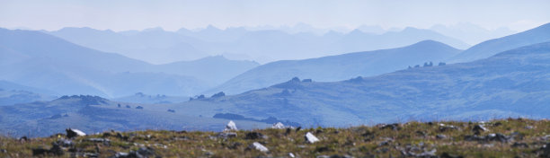山在晨曦的阴霾中，自然的背景图片下载