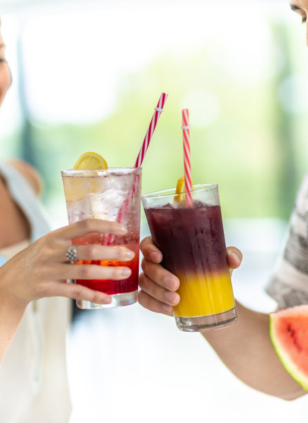 办公室鸡尾酒会特写图片下载