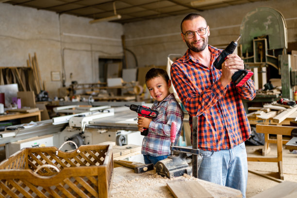 家庭木工，木工与人的理念。木雕与父亲。图片下载