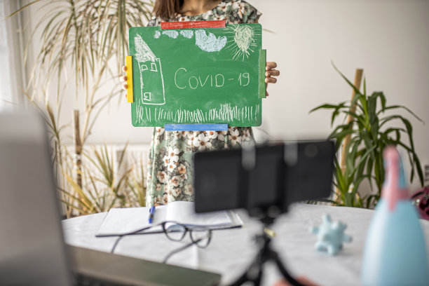 一名年轻教师在冠状病毒大流行期间举办在线课程图片下载