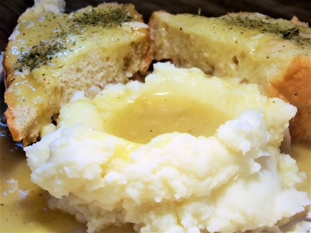 皇家免费照片-最好的食物背景-一勺在美味的火鸡肉汁中游泳的土豆泥-我最喜欢的热火鸡三明治在厚片自制面包-午餐或晚餐-菜单上最好的三明治-网站的食物艺术图片下载