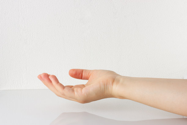 女人的手伸出，背景白茫茫。图片下载