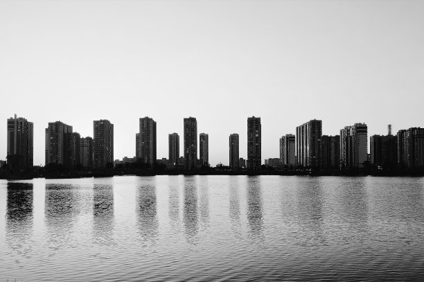 以水为背景的高楼大厦图片下载