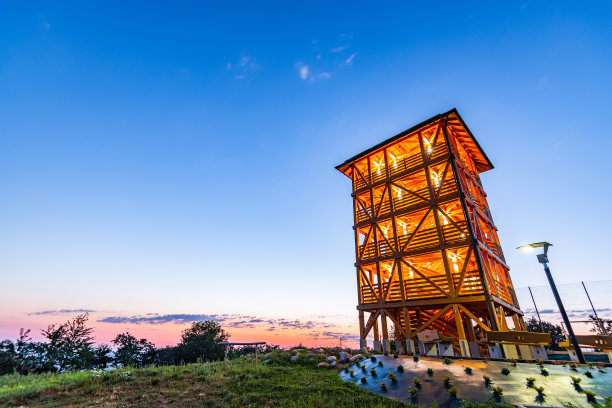波兰Tarnow附近的Dobrowka的木制瞭望塔。在日出照亮。旅游景点图片下载