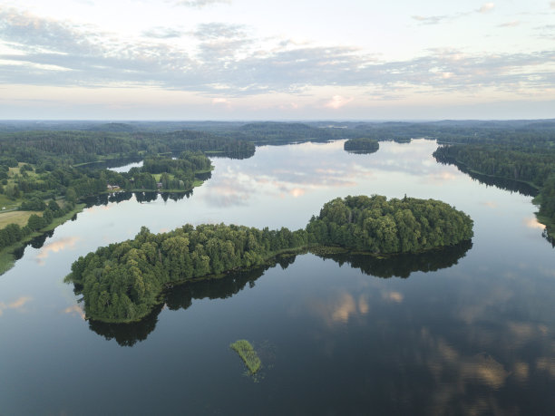 爱沙尼亚中部的Pühajärve湖图片下载