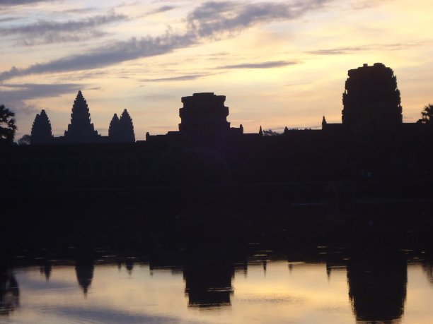 日出时分的吴哥窟图片下载