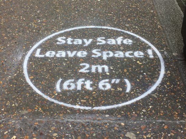 伦敦超市的新冠肺炎社交距离与政府指导方针的距离，以避免病毒病原体传播图片下载