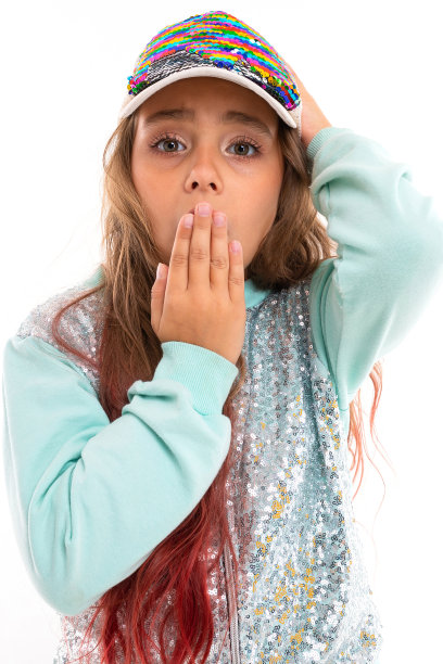 小漂亮的白人女孩在田径服覆盖嘴与她的手，图片孤立在白色的背景图片下载