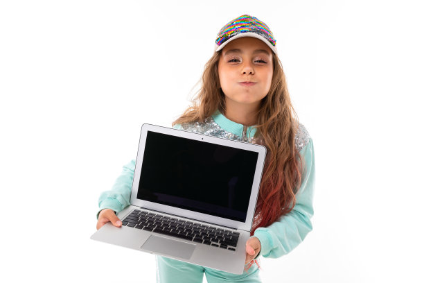 小漂亮的白人女孩在运动服持有新的笔记本电脑，图片孤立在白色的背景图片下载