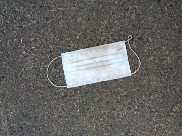 在沥青路面上戴口罩。图片下载