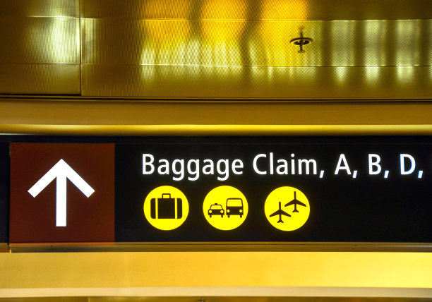 在机场航站楼签个名，指示去行李提取处的路图片下载