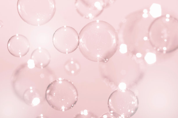 美丽闪亮的粉红色肥皂泡背景。图片下载