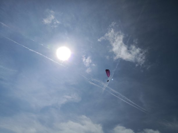 阳光下的滑翔伞图片下载